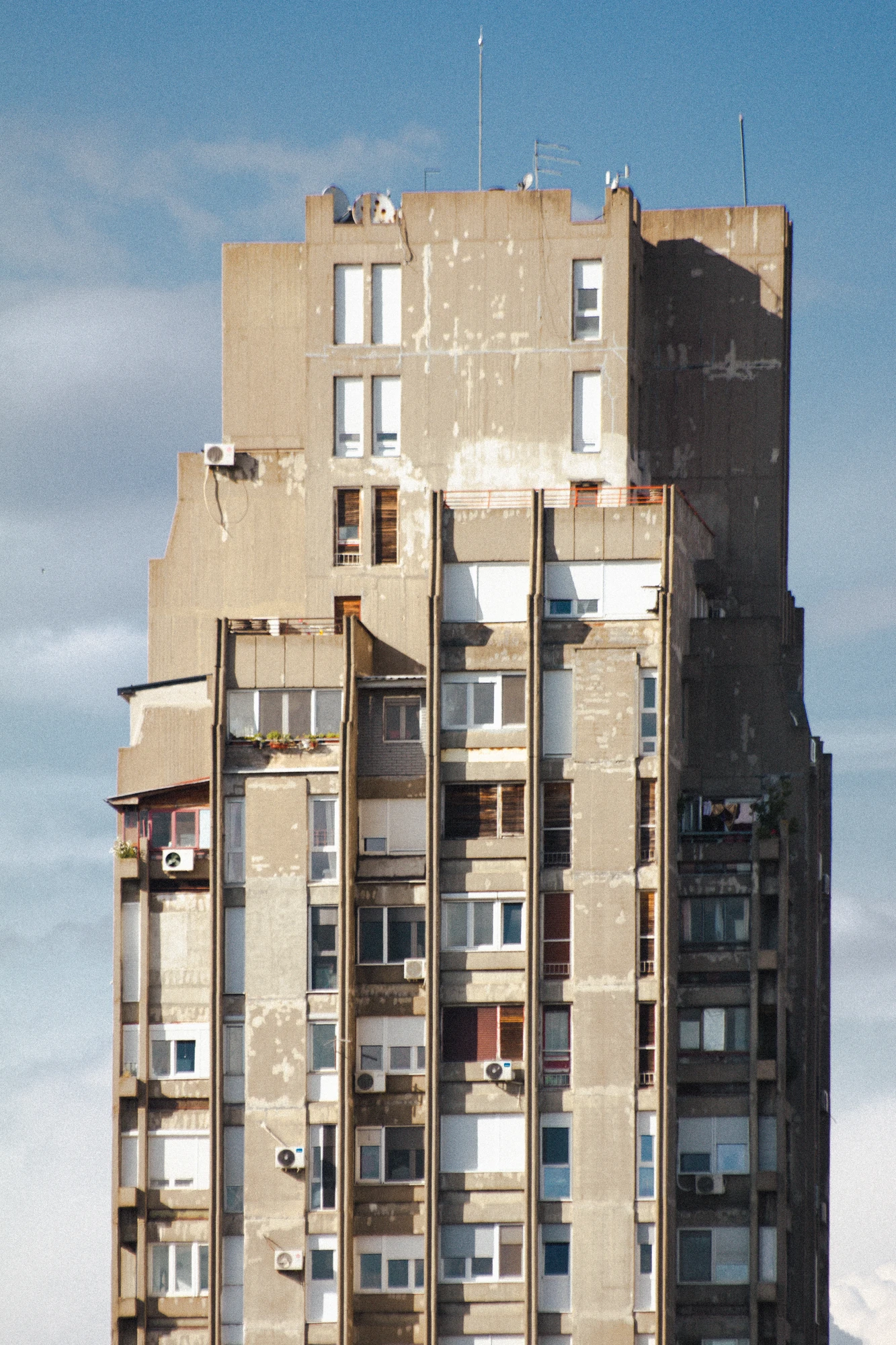 A huge concrete skyscraper with many windows