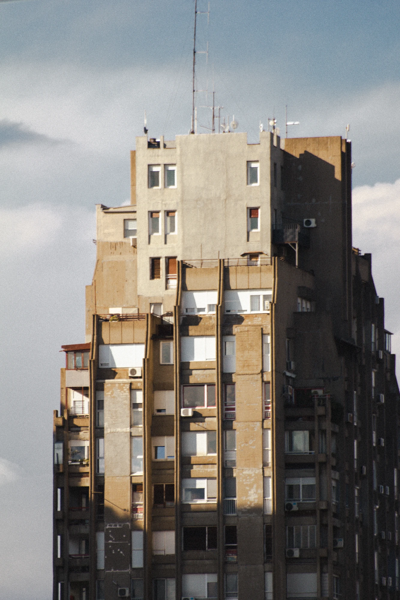 A huge concrete skyscraper with many windows