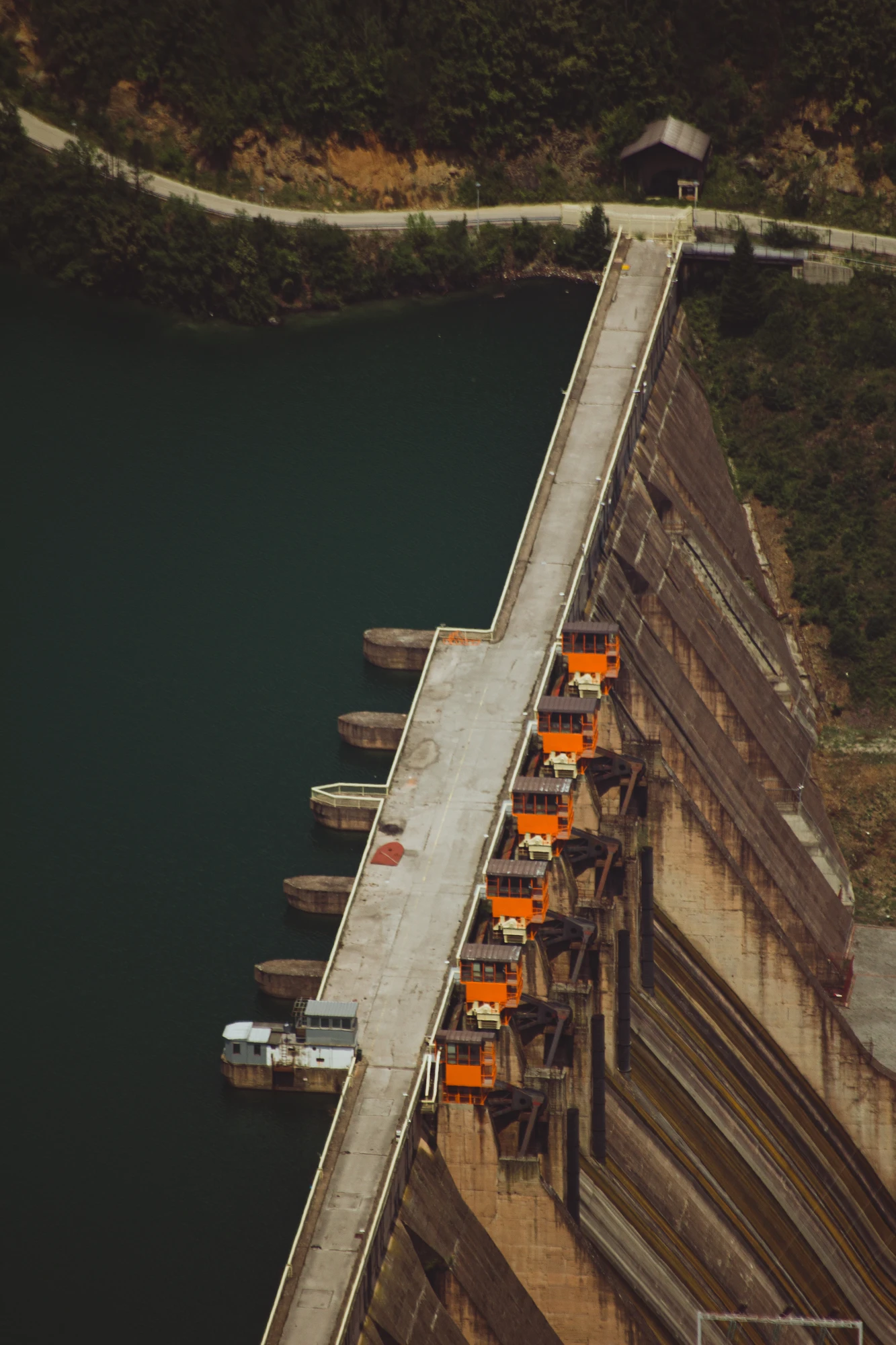 A bird's eye view of a dam and a lake