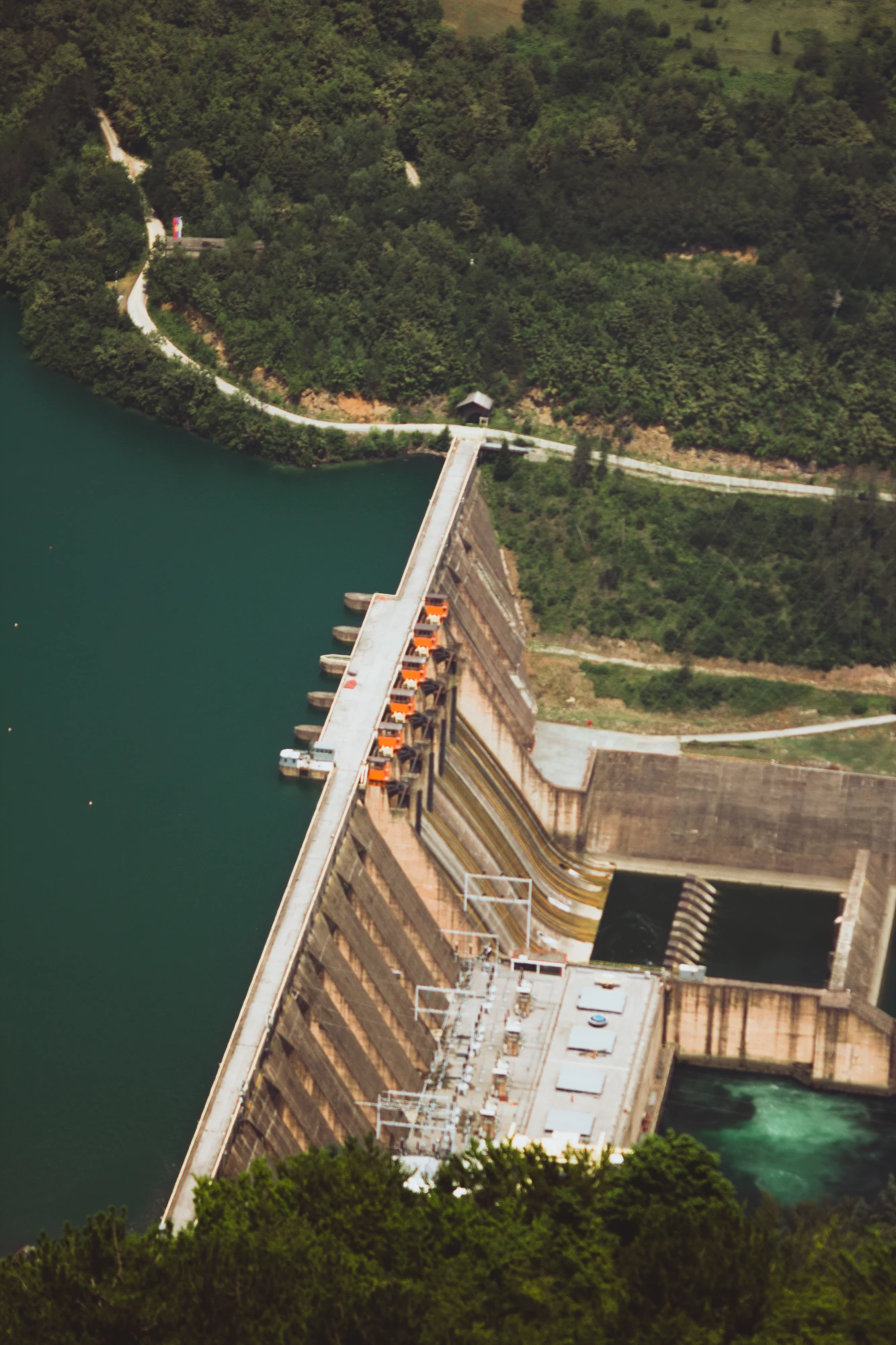 A bird's eye view of a dam and a lake